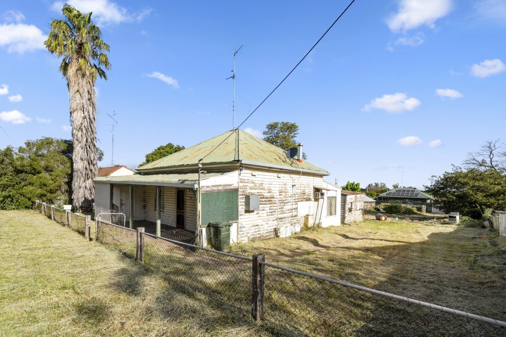 104 Whitton Street, Narrandera NSW 2700 - photo 2