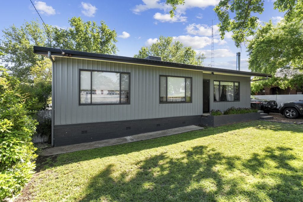 25 Larmer Street, Narrandera NSW 2700 - McGrath Riverina