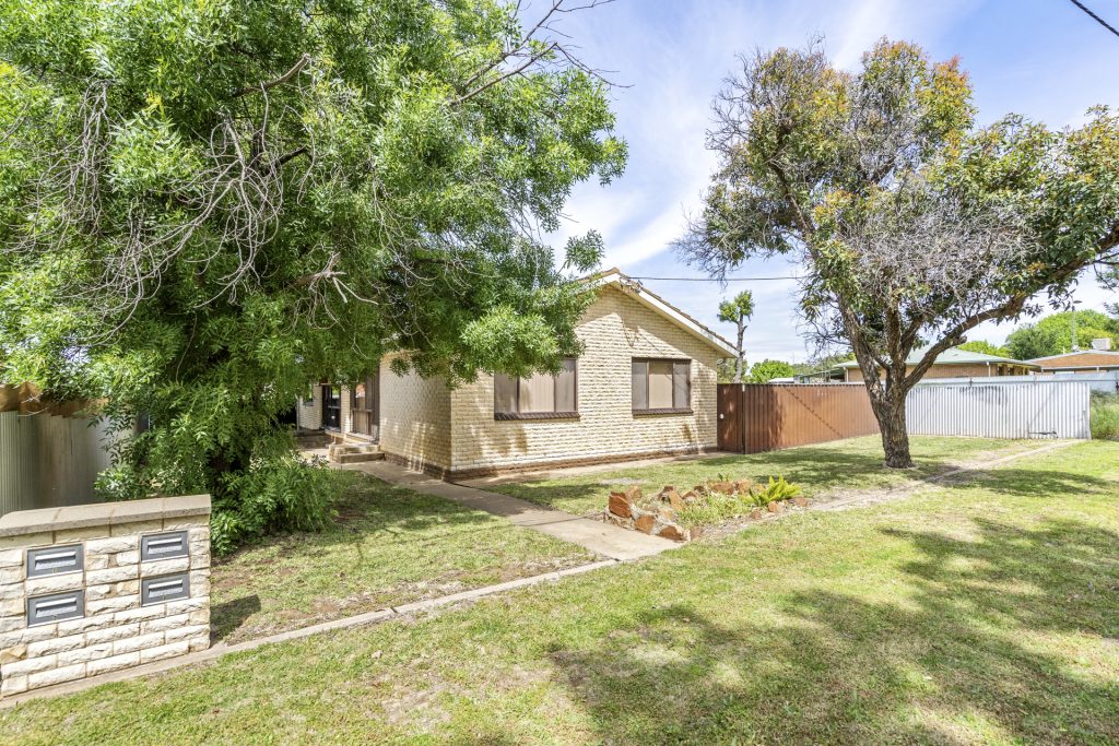 24 Dundas Street, Narrandera NSW 2700 - McGrath Riverina