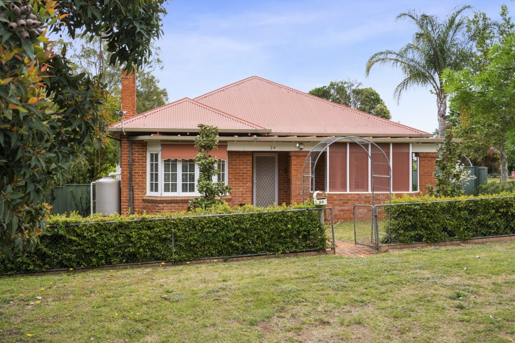 24 Roberts Street, Narrandera NSW 2700 - photo 2