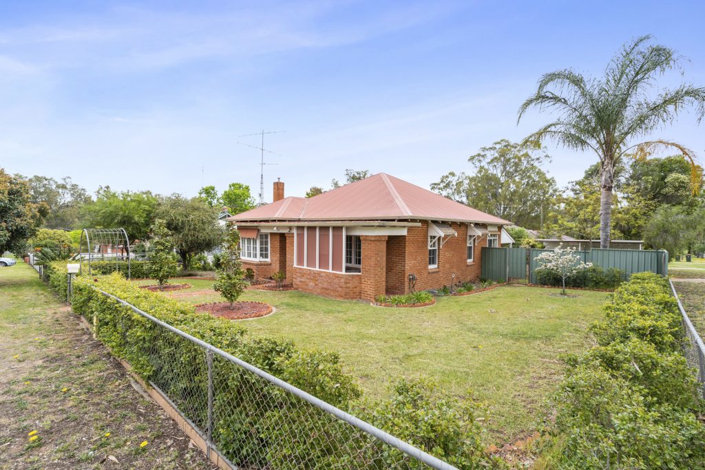 24 Roberts Street, Narrandera NSW 2700 - McGrath Riverina
