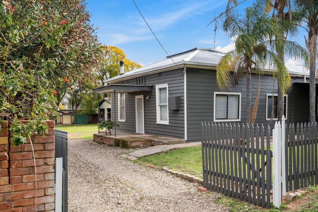 10 Carolan Place, Narrandera NSW 2700 - McGrath Riverina