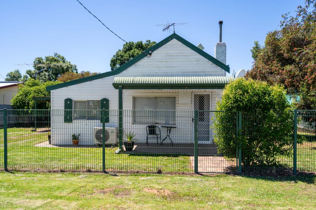 7 Brisbane Street, Leeton NSW 2705 - photo 2