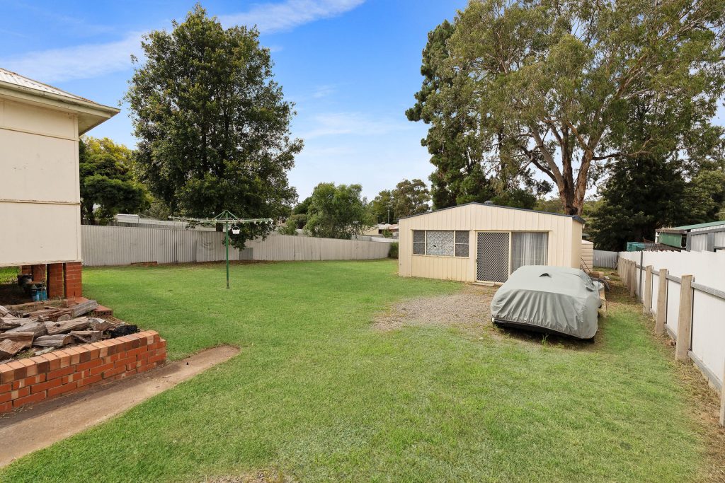 20 Flood Street, Narrandera NSW 2700 - photo 11