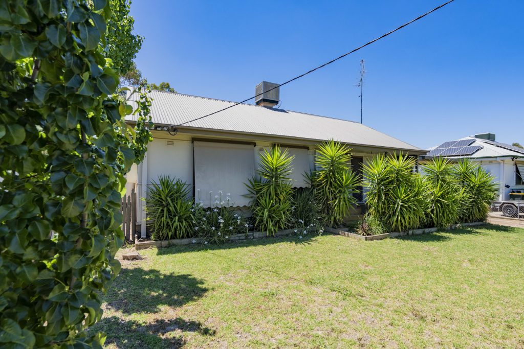 5 Elizabeth Street, Narrandera NSW 2700 - photo 2