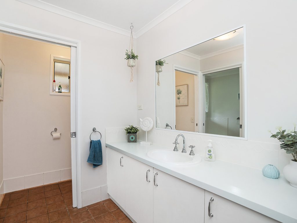 50 Junee Road, Temora NSW 2666 - photo 12