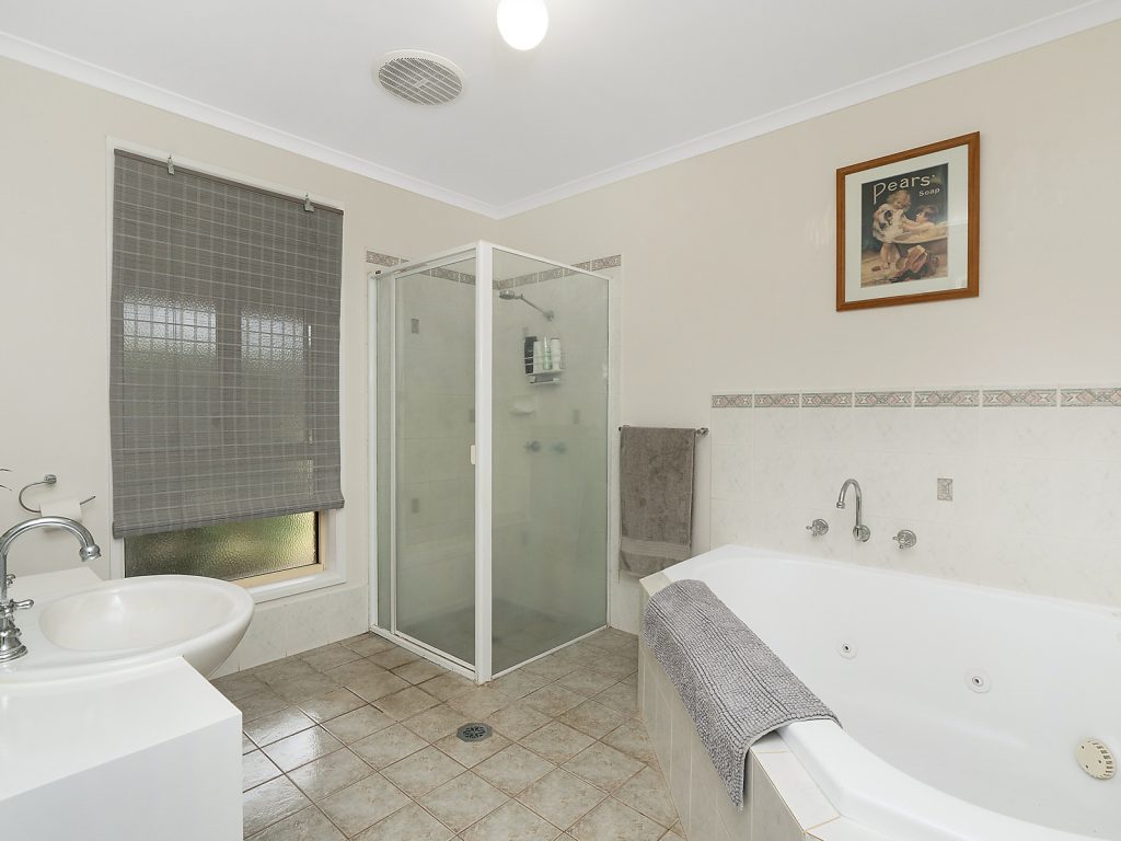 50 Junee Road, Temora NSW 2666 - photo 10