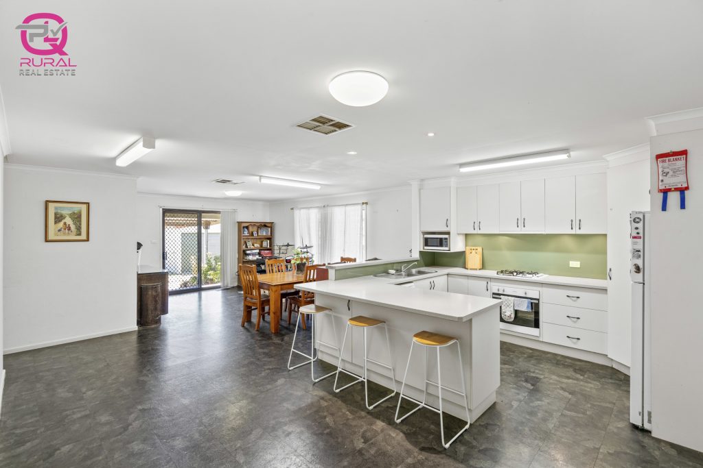 21 Boundary Road, Narrandera NSW 2700 - photo 2