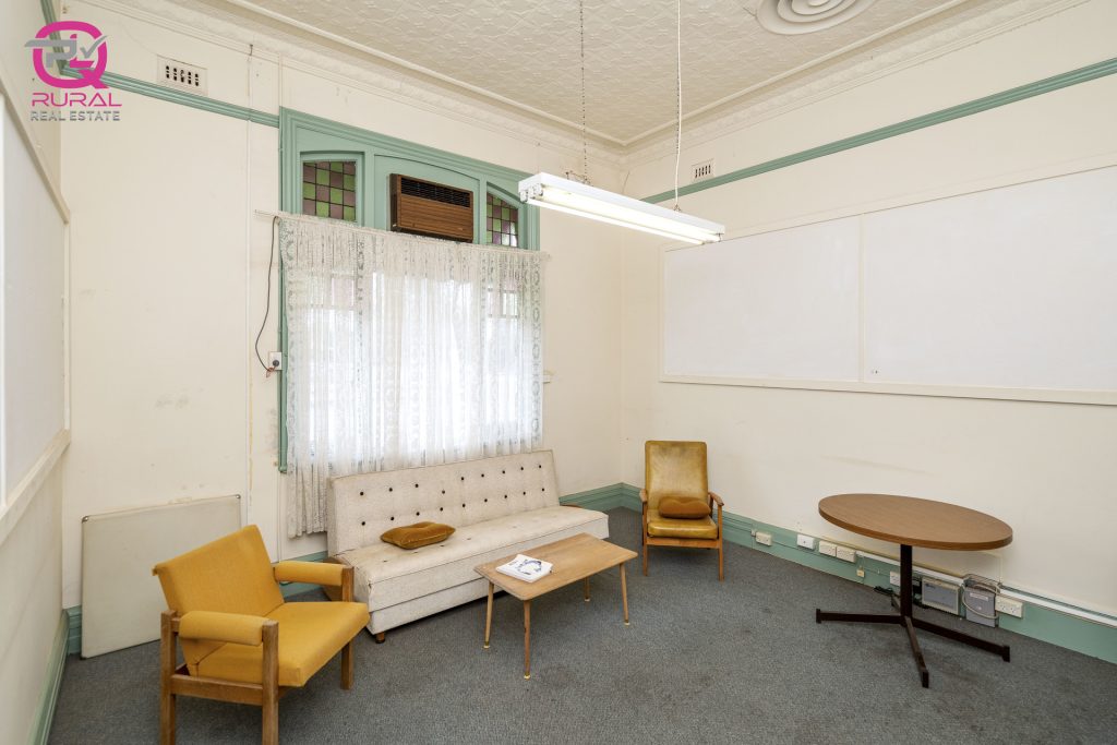 124 De Boos Street, Temora NSW 2666 - photo 4