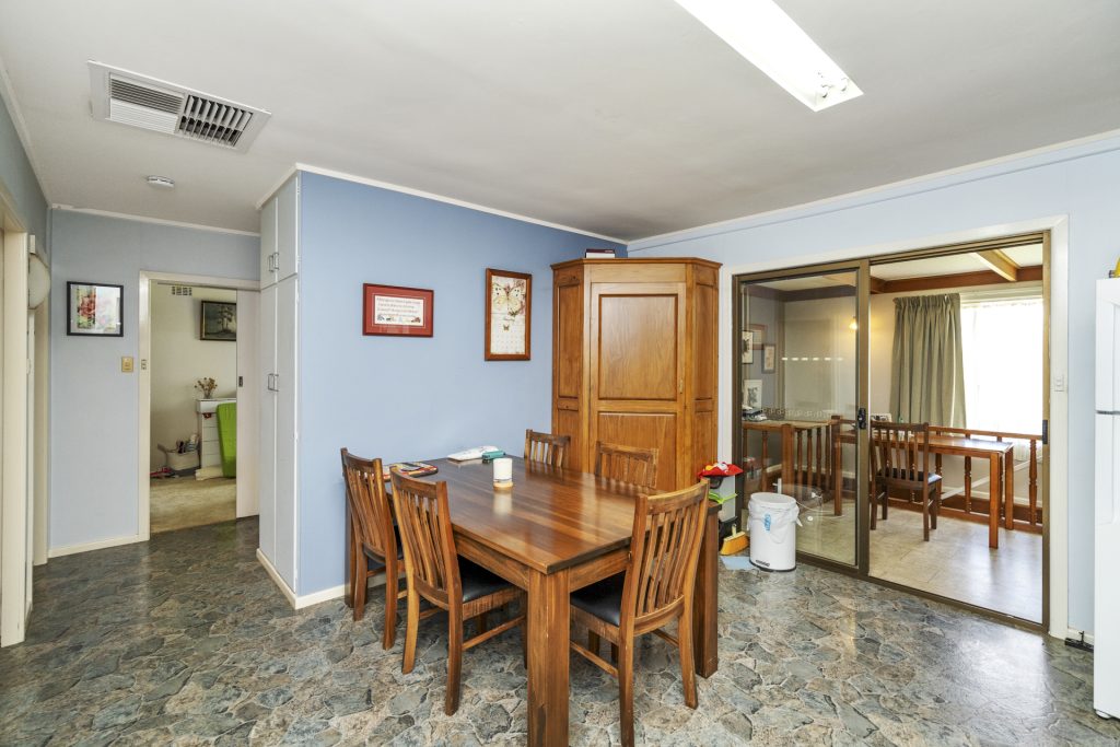 28 Melbourne Street, Narrandera NSW 2700 - photo 6