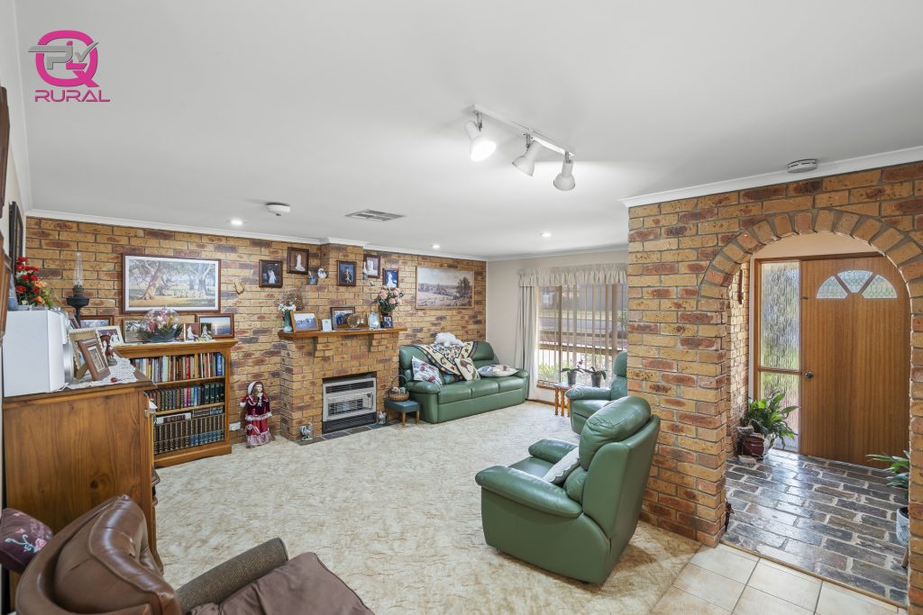 16 Lawson Road, Temora NSW 2666 - photo 4