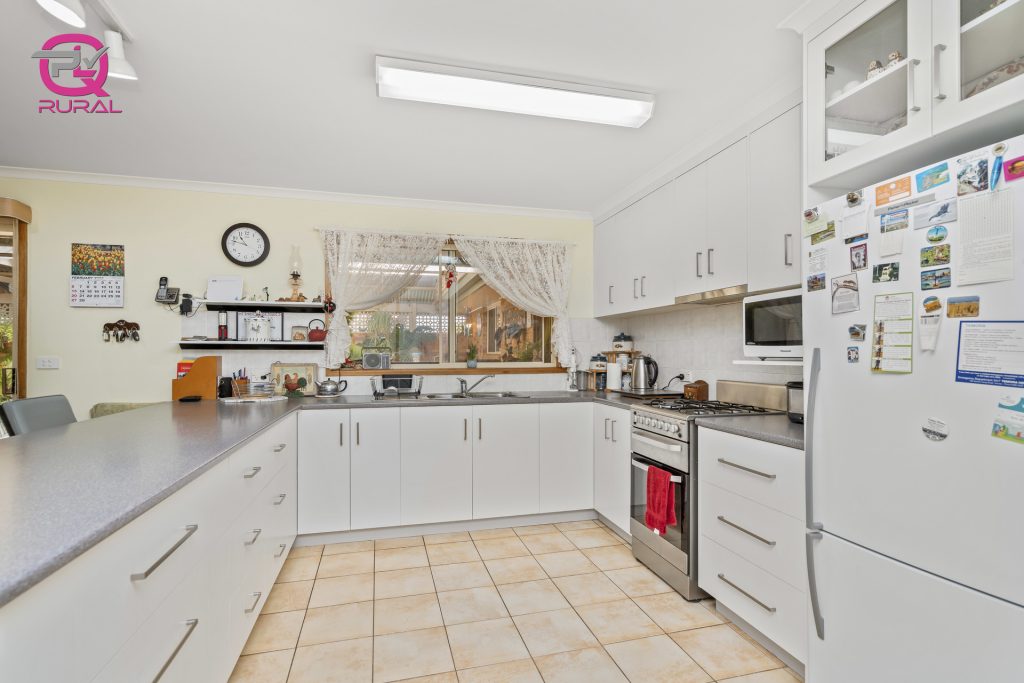 16 Lawson Road, Temora NSW 2666 - photo 10