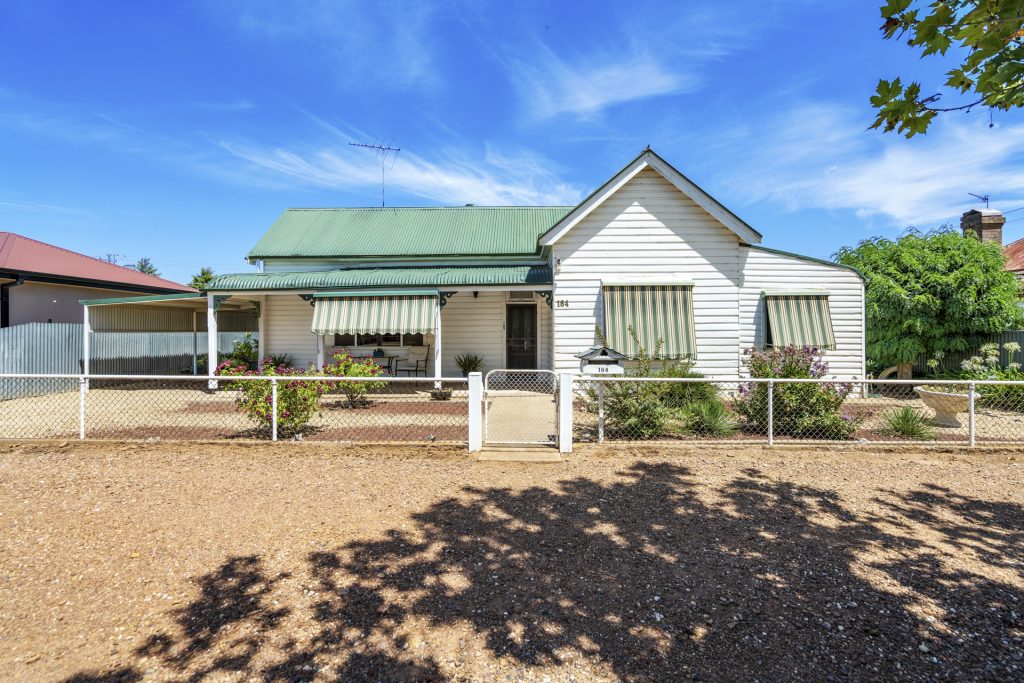 184 De Boos Street, Temora NSW 2666 - photo 4
