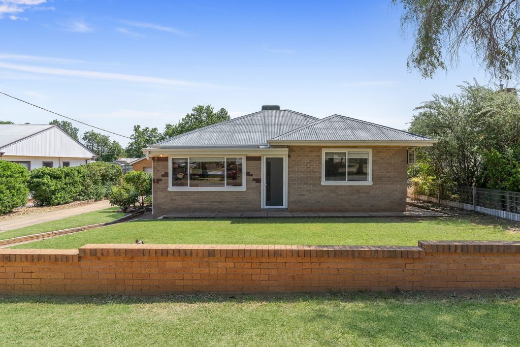 15 Larmer Street, Narrandera NSW 2700 - photo 2