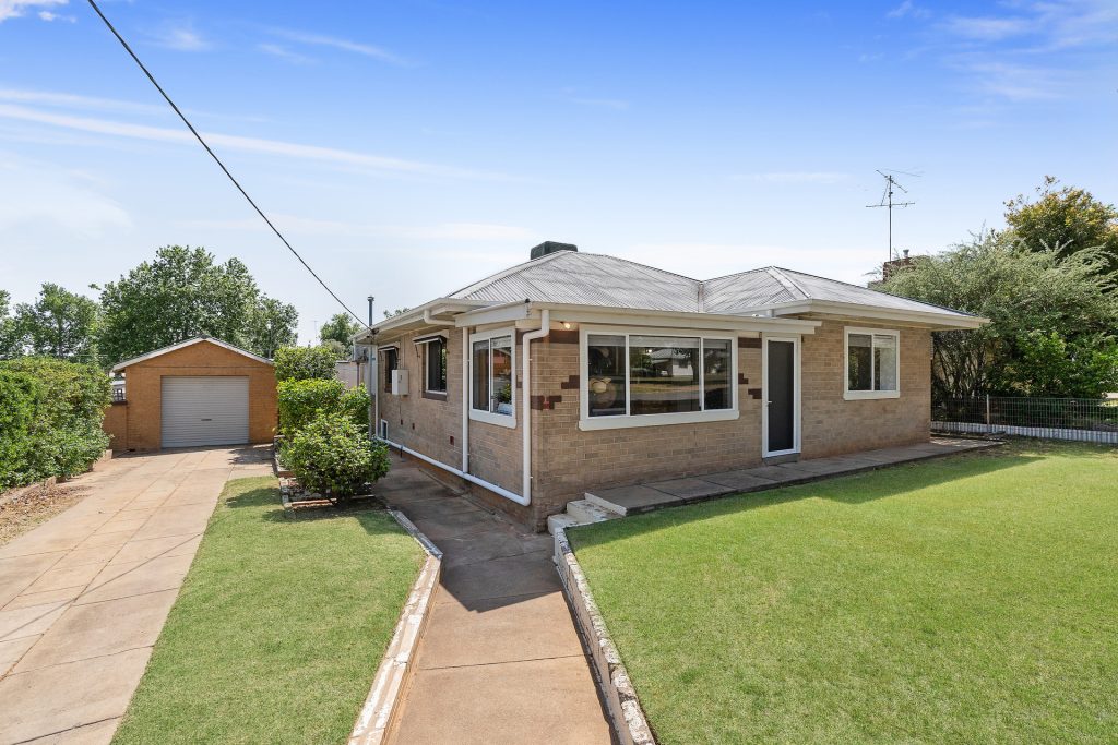 15 Larmer Street, Narrandera NSW 2700 - McGrath Riverina