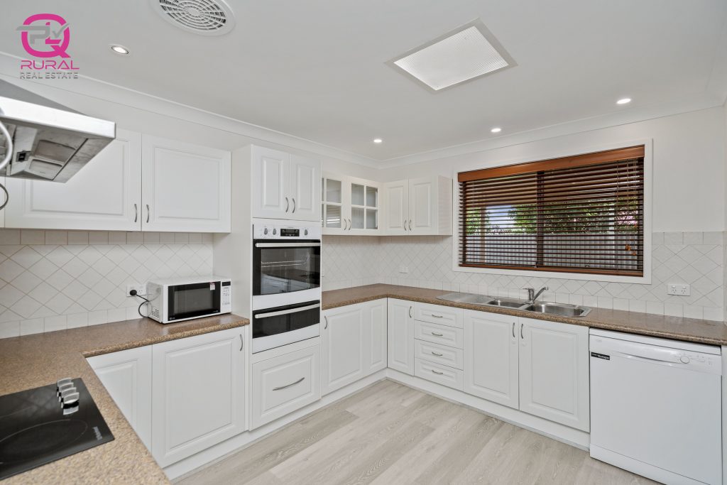 10 Roma Avenue, Leeton NSW 2705 - photo 2