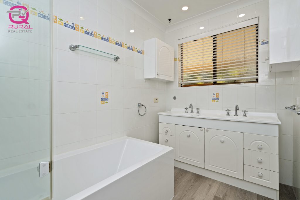 10 Roma Avenue, Leeton NSW 2705 - photo 9