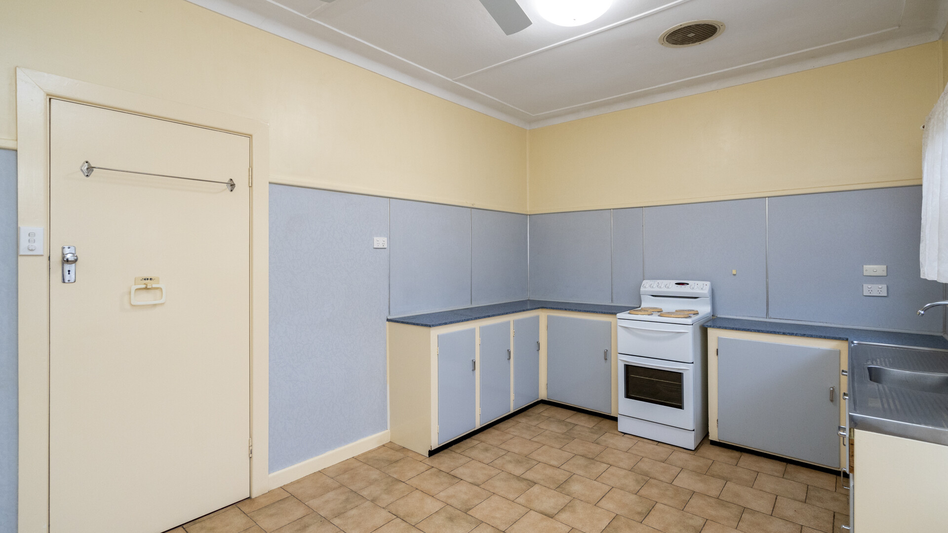 82 Douglas Street, Narrandera NSW 2700 - photo 4