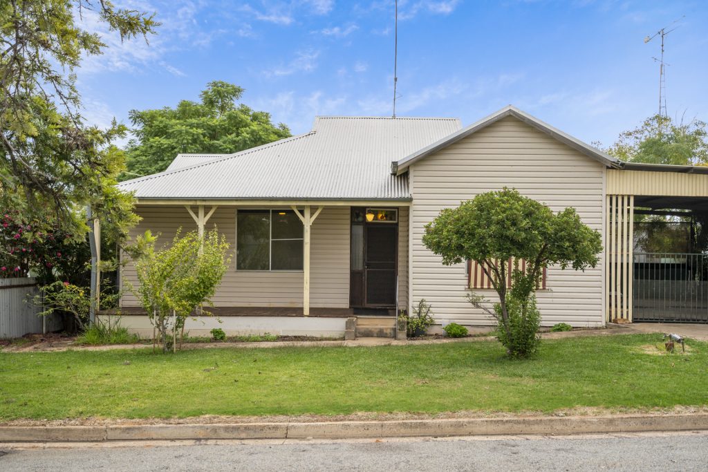 28 Willans Street, Narrandera NSW 2700 - photo 2