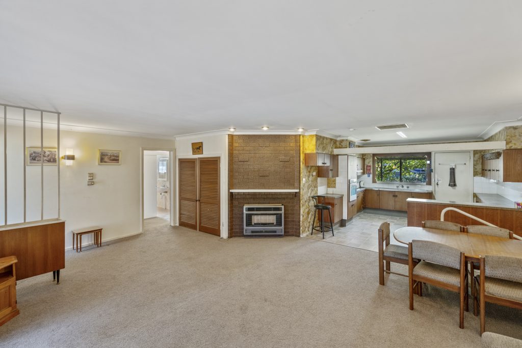 18 Canal Street, Leeton NSW 2705 - photo 2