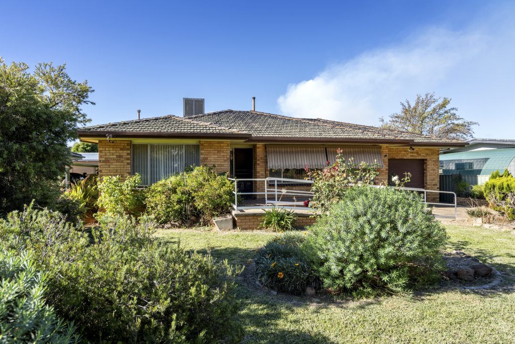 18 Canal Street, Leeton NSW 2705 - photo 3