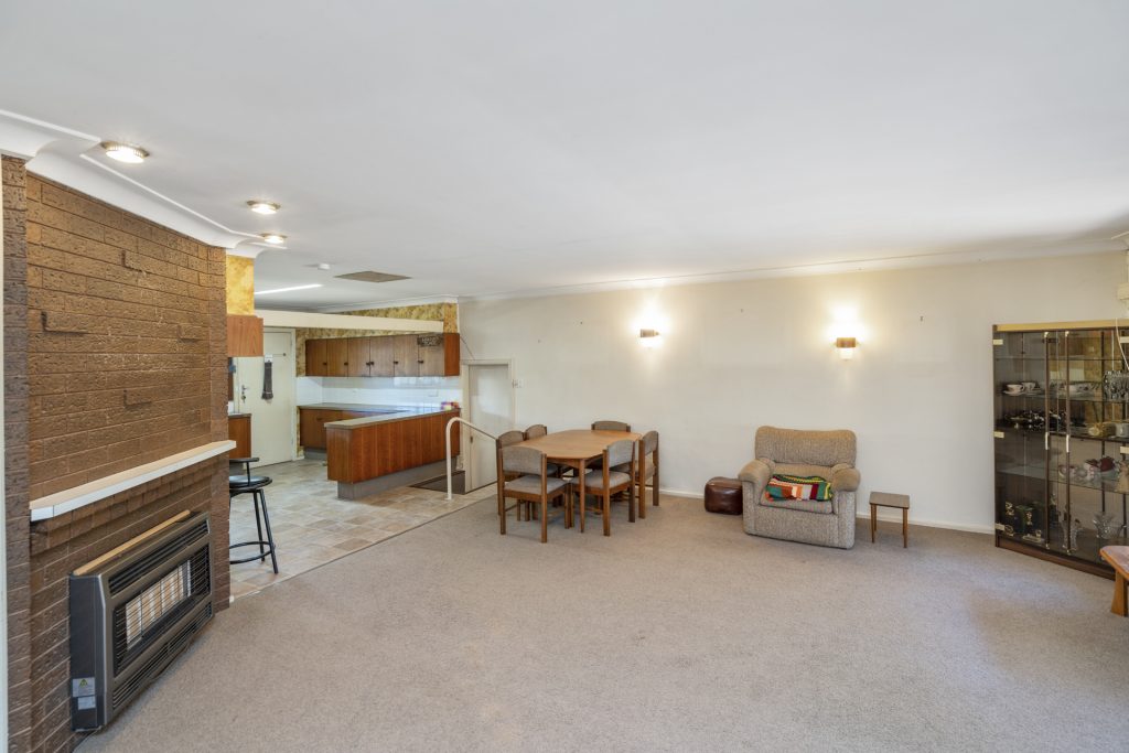 18 Canal Street, Leeton NSW 2705 - photo 4