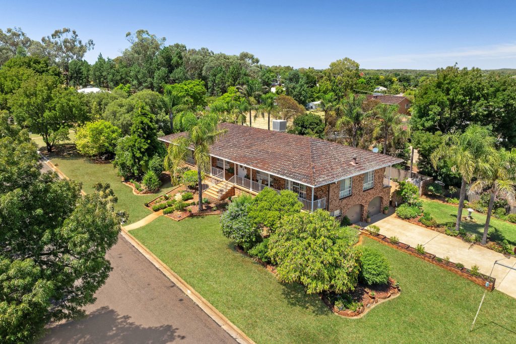 2 Centenary Place, Temora NSW 2666 - photo 2