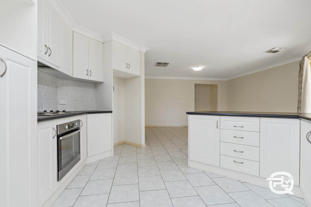 16 Bella Vista Drive, Leeton NSW 2705 - photo 5