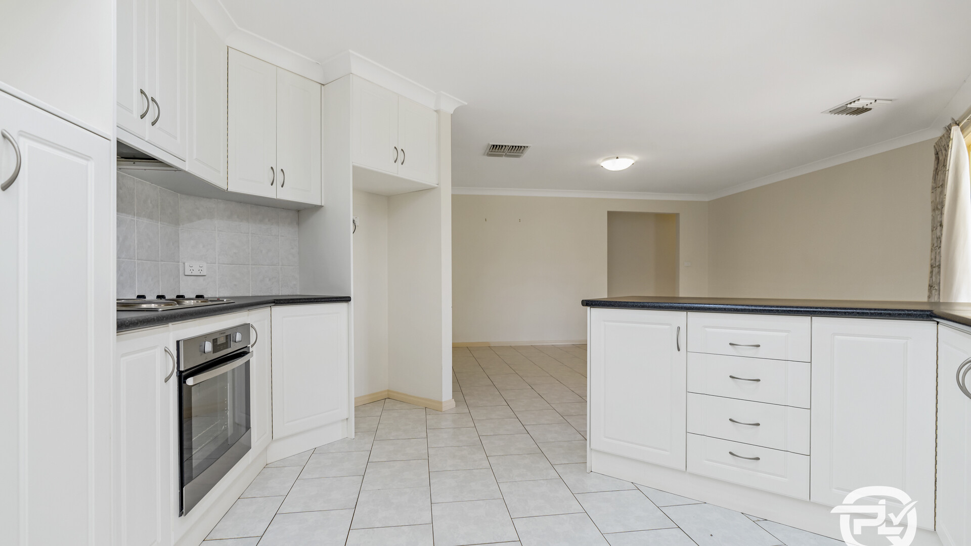16 Bella Vista Drive, Leeton NSW 2705 - photo 5