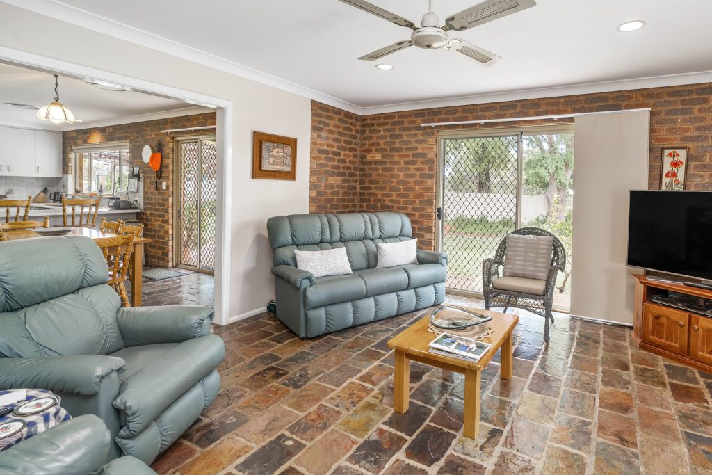 29 Racecourse Road, Narrandera NSW 2700 - photo 11