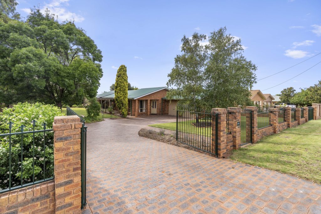 29 Racecourse Road, Narrandera NSW 2700 - McGrath Riverina