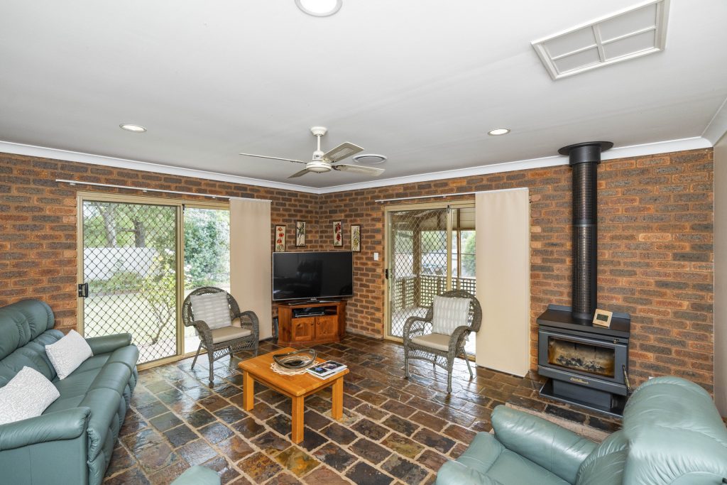 29 Racecourse Road, Narrandera NSW 2700 - photo 12