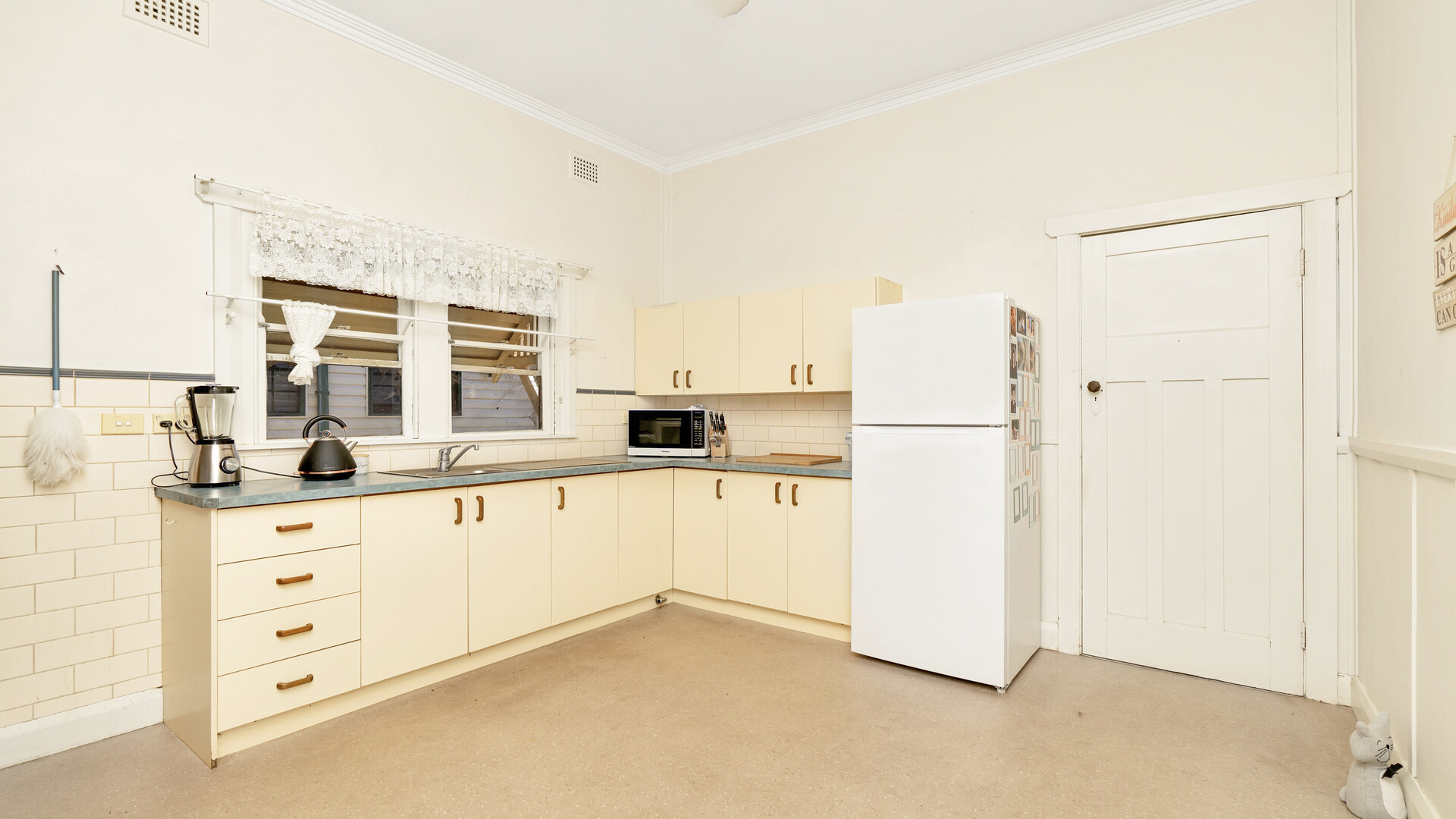 95 Hoskins Street, Temora NSW 2666 - photo 5