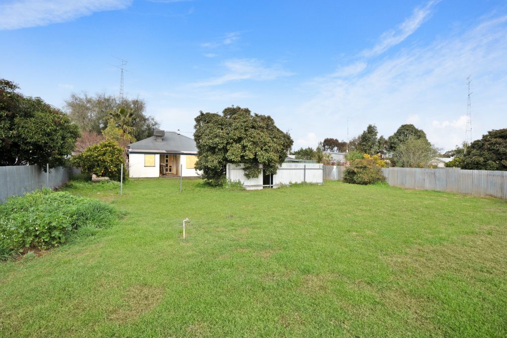 71 Brookong Street, Lockhart NSW 2656 - photo 10