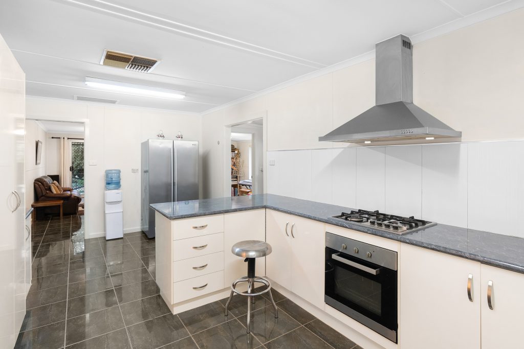 3 Weir Park Road, Narrandera NSW 2700 - photo 2
