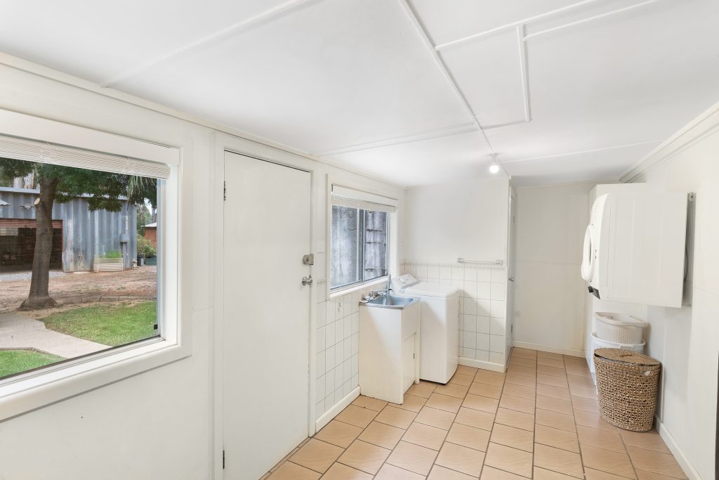3 Weir Park Road, Narrandera NSW 2700 - photo 10