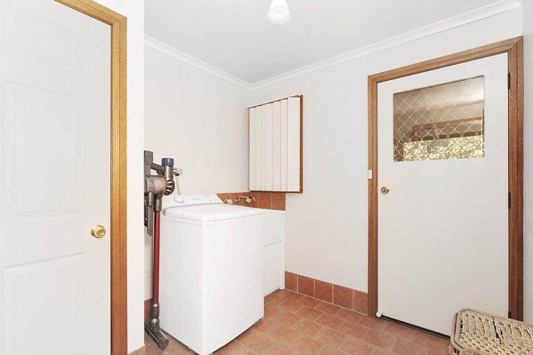1 Beckham Street, Narrandera NSW 2700 - photo 9