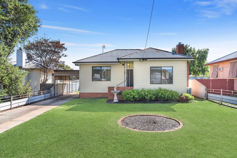 5 Sturt Street, Narrandera NSW 2700 - McGrath Riverina