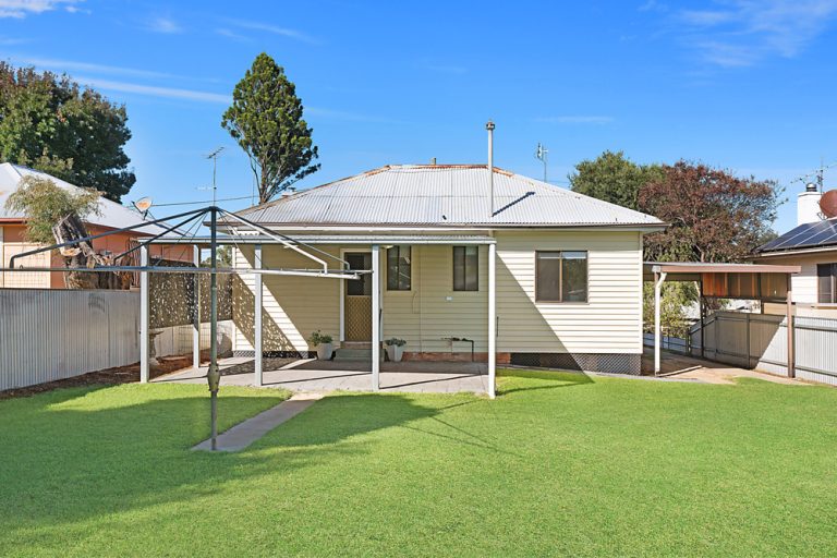 5 Sturt Street, Narrandera NSW 2700 - photo 10