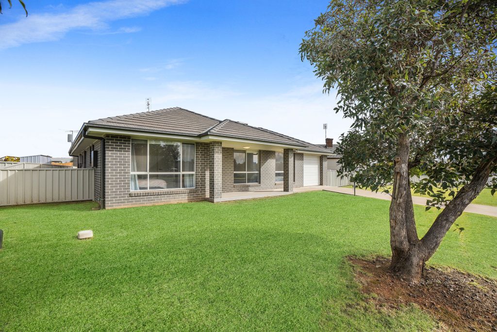 214 Deboos Street, Temora NSW 2666 - photo 8