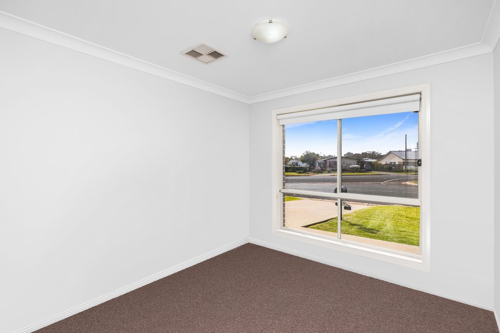 214 Deboos Street, Temora NSW 2666 - photo 9