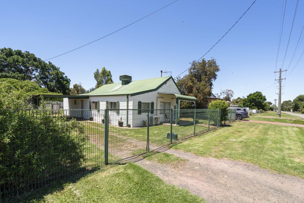 7 Brisbane Street, Wamoon NSW 2705 - photo 3