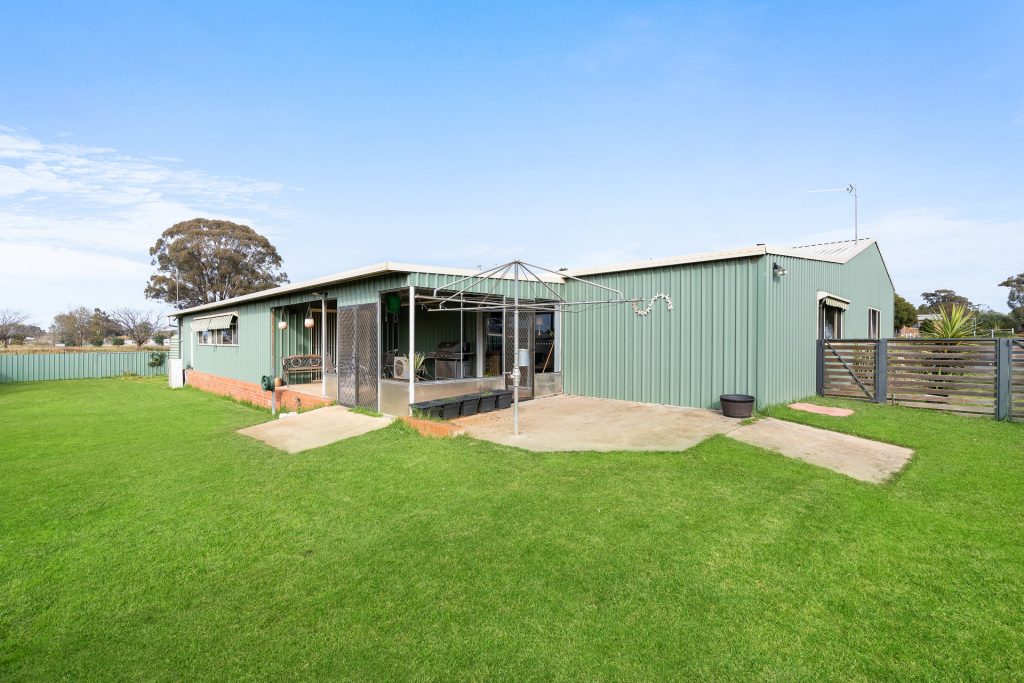 17 Airport Street, Temora NSW 2666 - photo 14