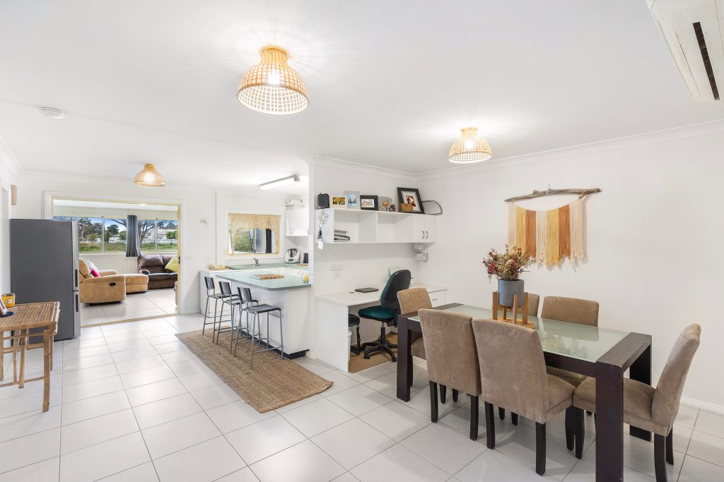17 Airport Street, Temora NSW 2666 - photo 3