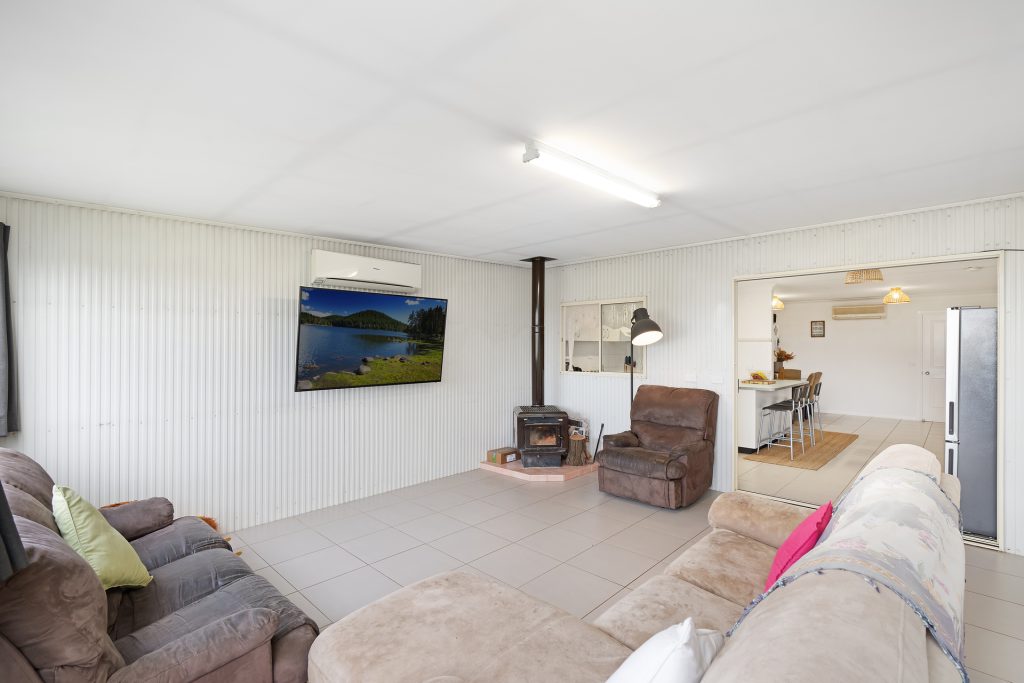 17 Airport Street, Temora NSW 2666 - photo 4