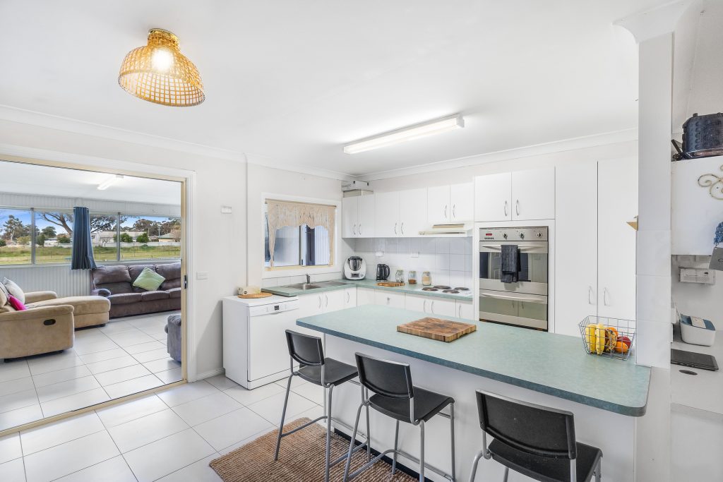 17 Airport Street, Temora NSW 2666 - photo 5