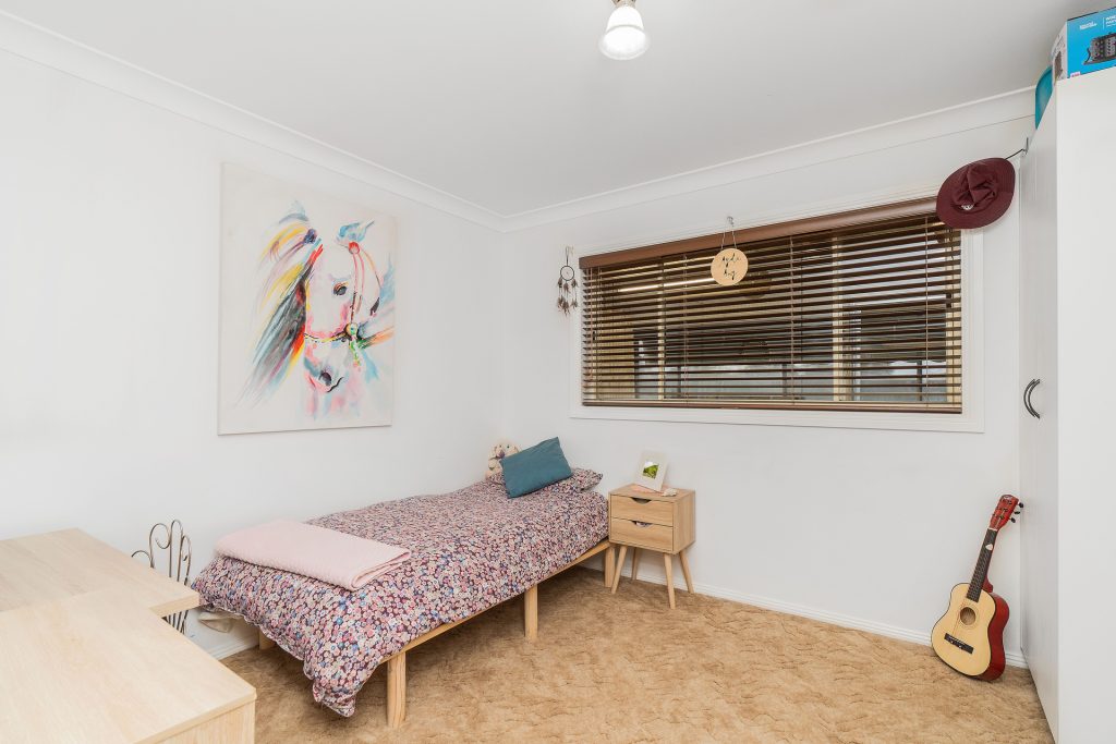 17 Airport Street, Temora NSW 2666 - photo 6