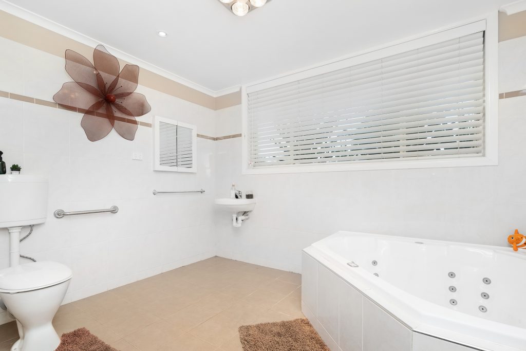 17 Airport Street, Temora NSW 2666 - photo 9
