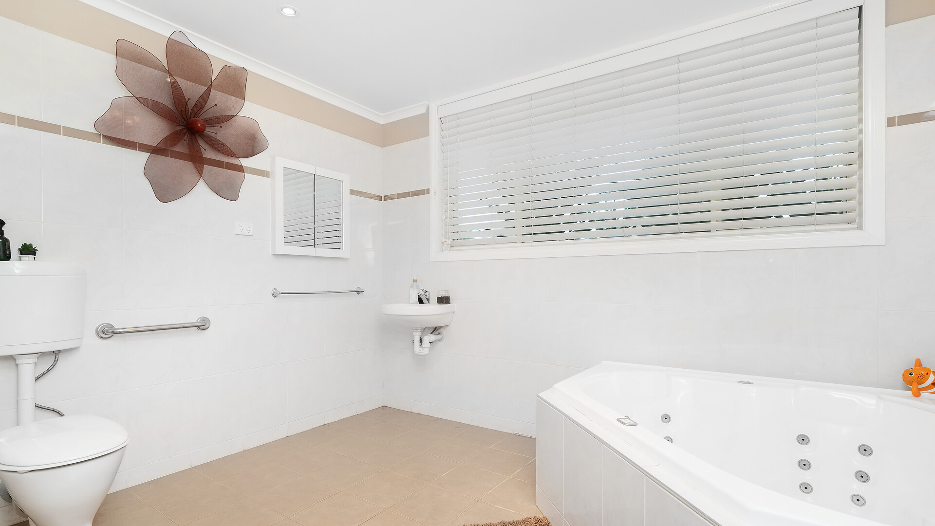 17 Airport Street, Temora NSW 2666 - photo 9