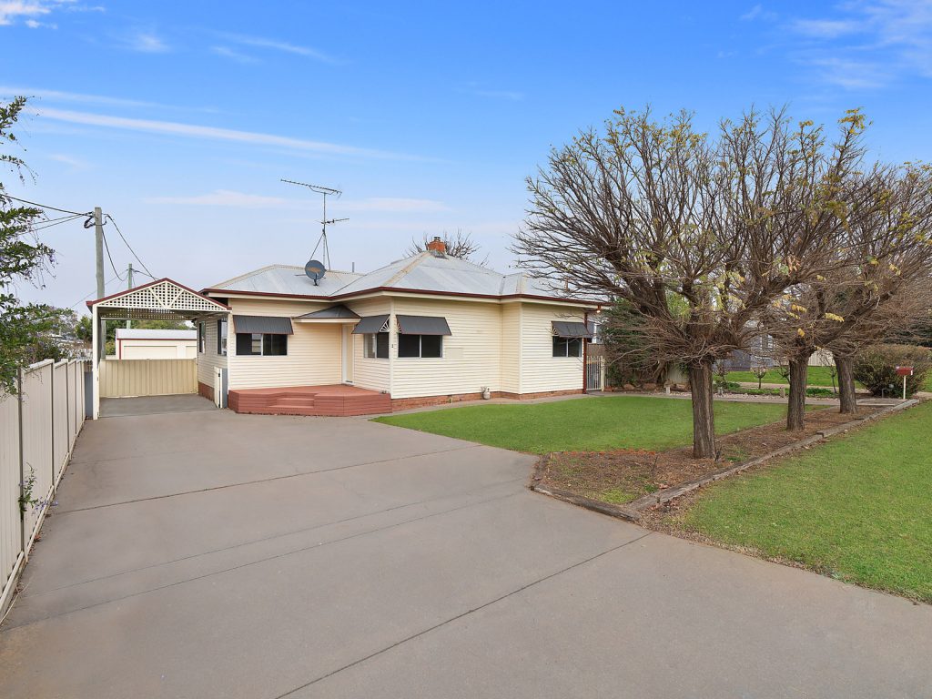 2 Sally Street, Leeton NSW 2705 - McGrath Riverina